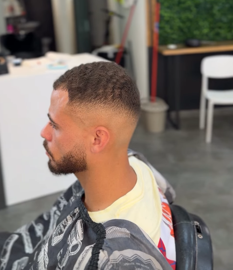 Perfil de un corte degradado realizado en Antonio Blanco Barbería